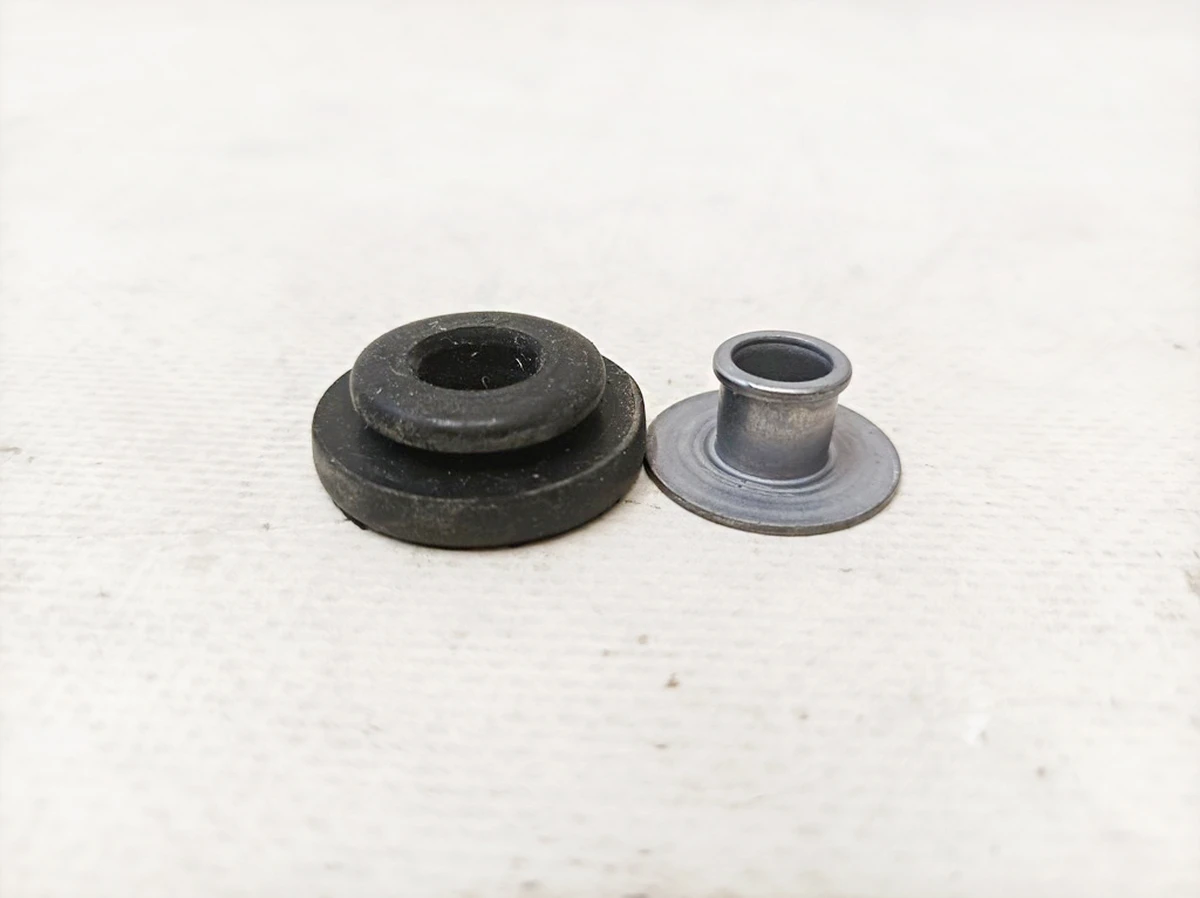 Втулка кронштейна теплообменника в сборе с упором A0009981542 Mercedes EQS A1678370300