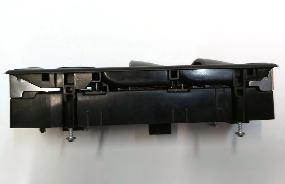 21 Блок управления стеклоподъёмниками и зеркалами водительской двери потёртости на кнопках Tesla model S, model S REST, model X 1028641-00-A