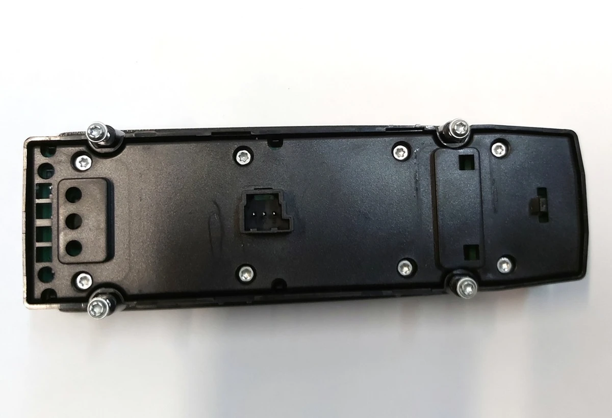 21 Блок управления стеклоподъёмниками и зеркалами водительской двери потёртости на кнопках Tesla model S, model S REST, model X 1028641-00-A