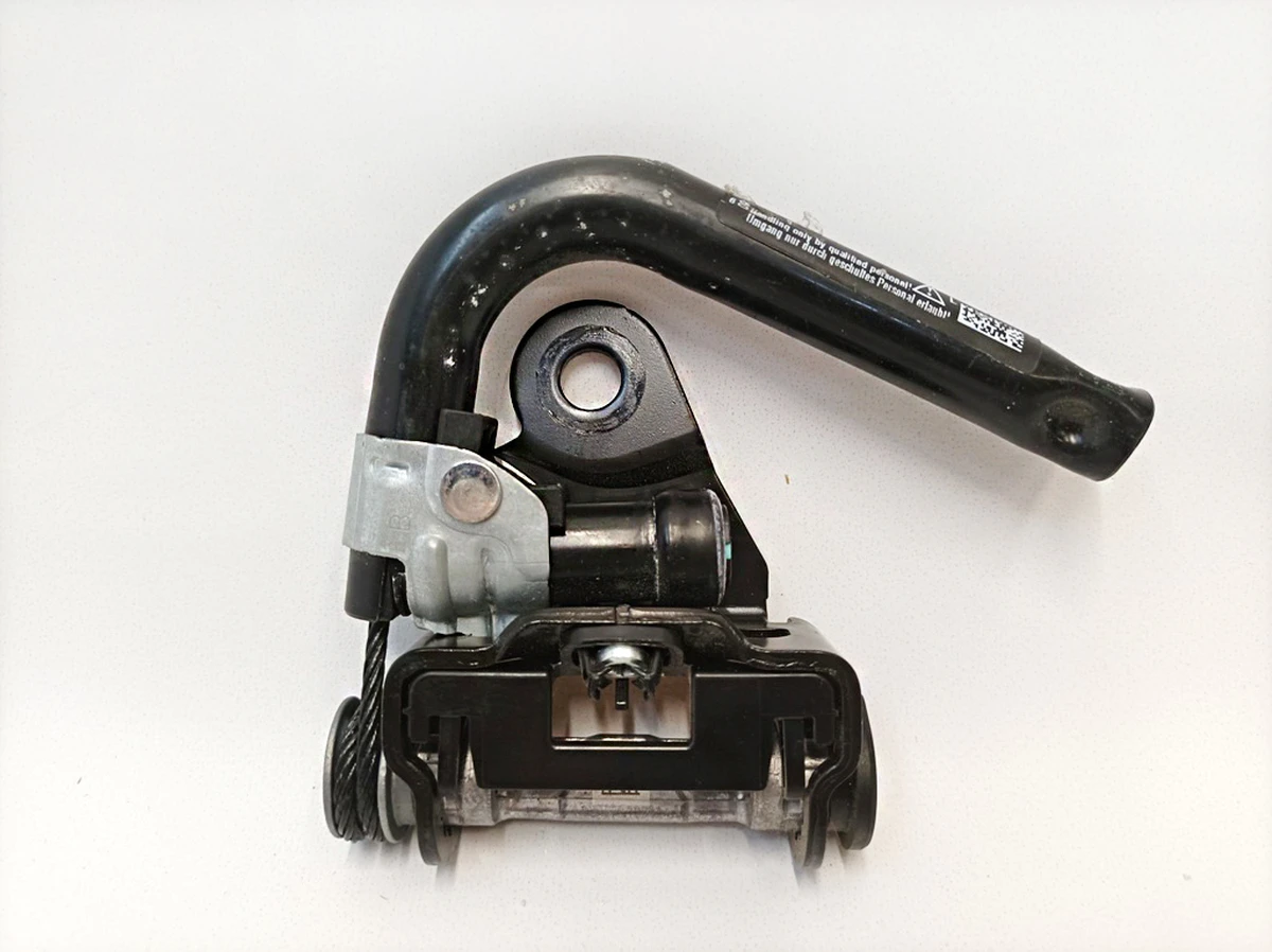 Натяжитель ремня безопасности переднего левого Mercedes EQS A2138609100