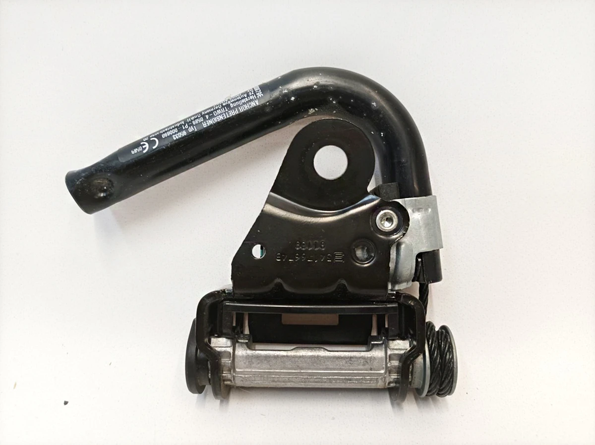 Натяжитель ремня безопасности переднего левого Mercedes EQS A2138609100