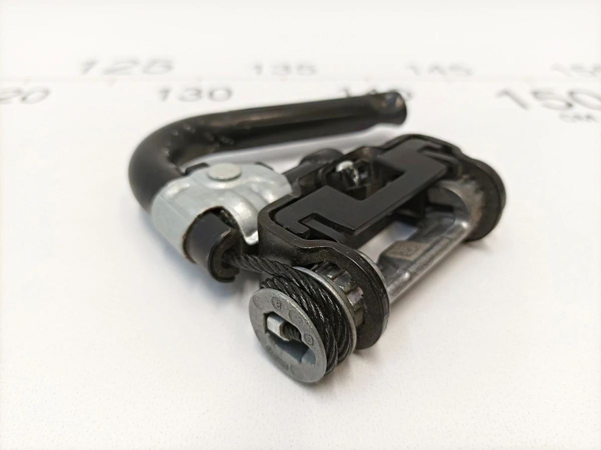 Натяжитель ремня безопасности переднего левого Mercedes EQS A2138609100