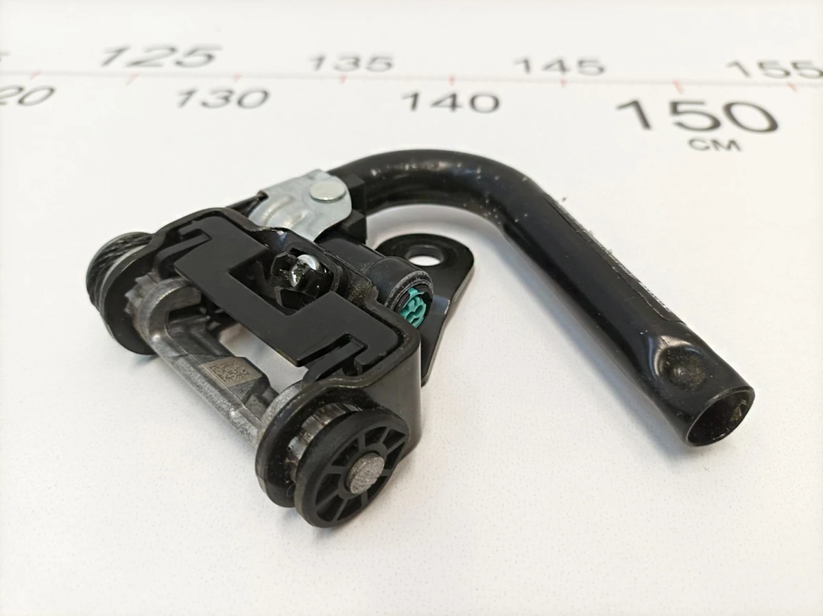 Натяжитель ремня безопасности переднего левого Mercedes EQS A2138609100