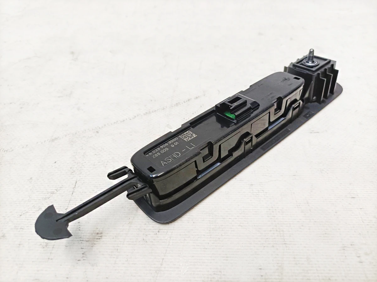 Плафон освітлення салону задній лівий Mercedes EQS A2239063500