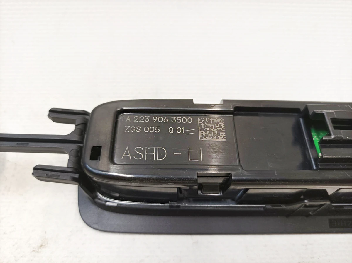 Плафон освітлення салону задній лівий Mercedes EQS A2239063500