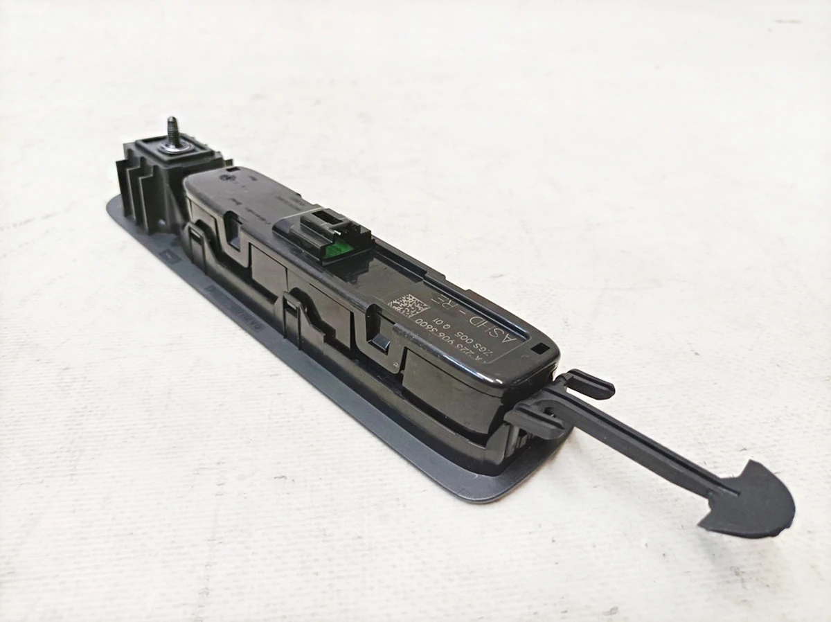 Плафон освітлення салону задній правий Mercedes EQS A2239063600