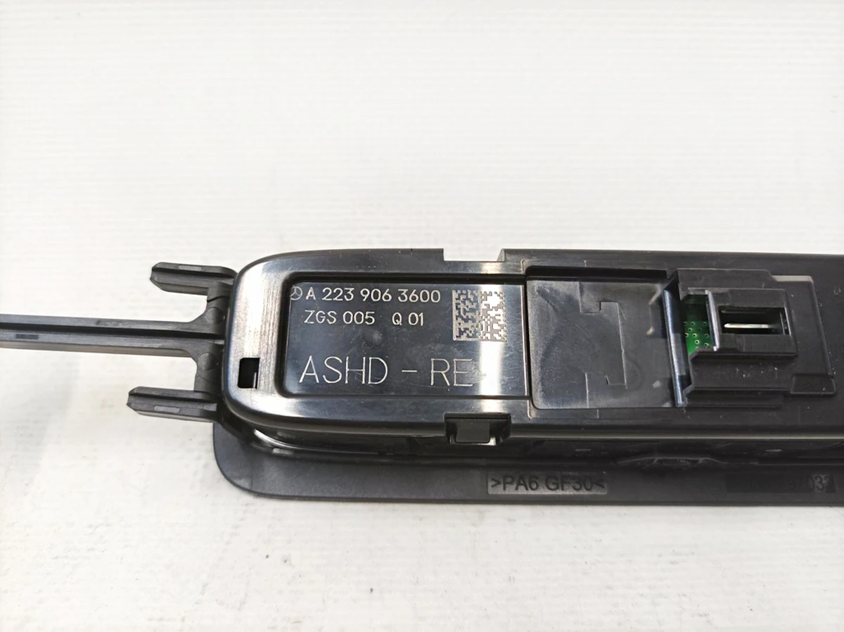 Плафон освітлення салону задній правий Mercedes EQS A2239063600