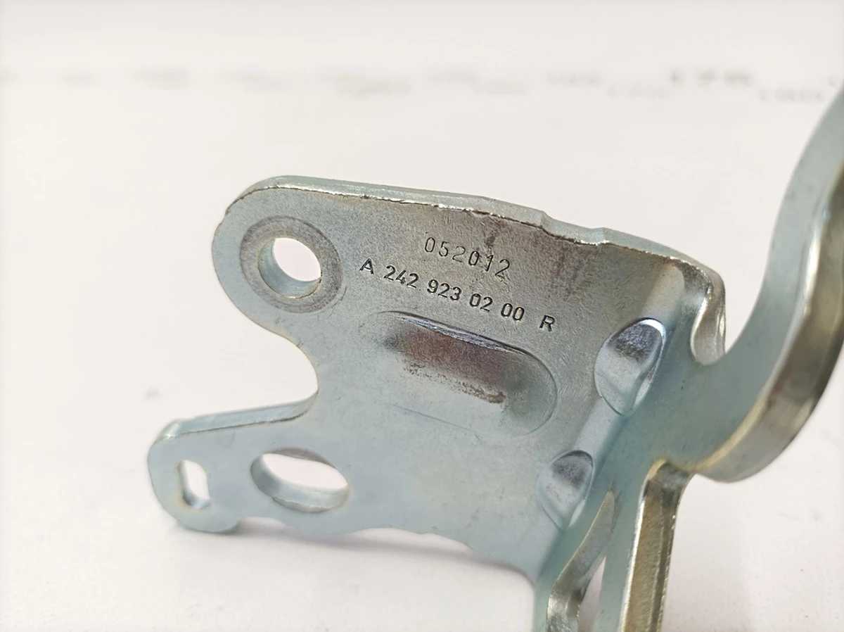 Скоба кріпильна права Mercedes B-Class A2429230200