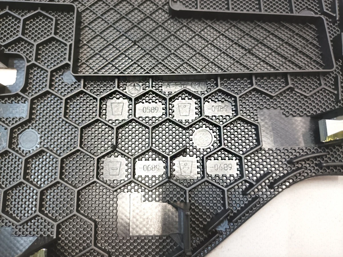 Накладка передней панели (торпедо) центральная Mercedes B-Class A2466800489