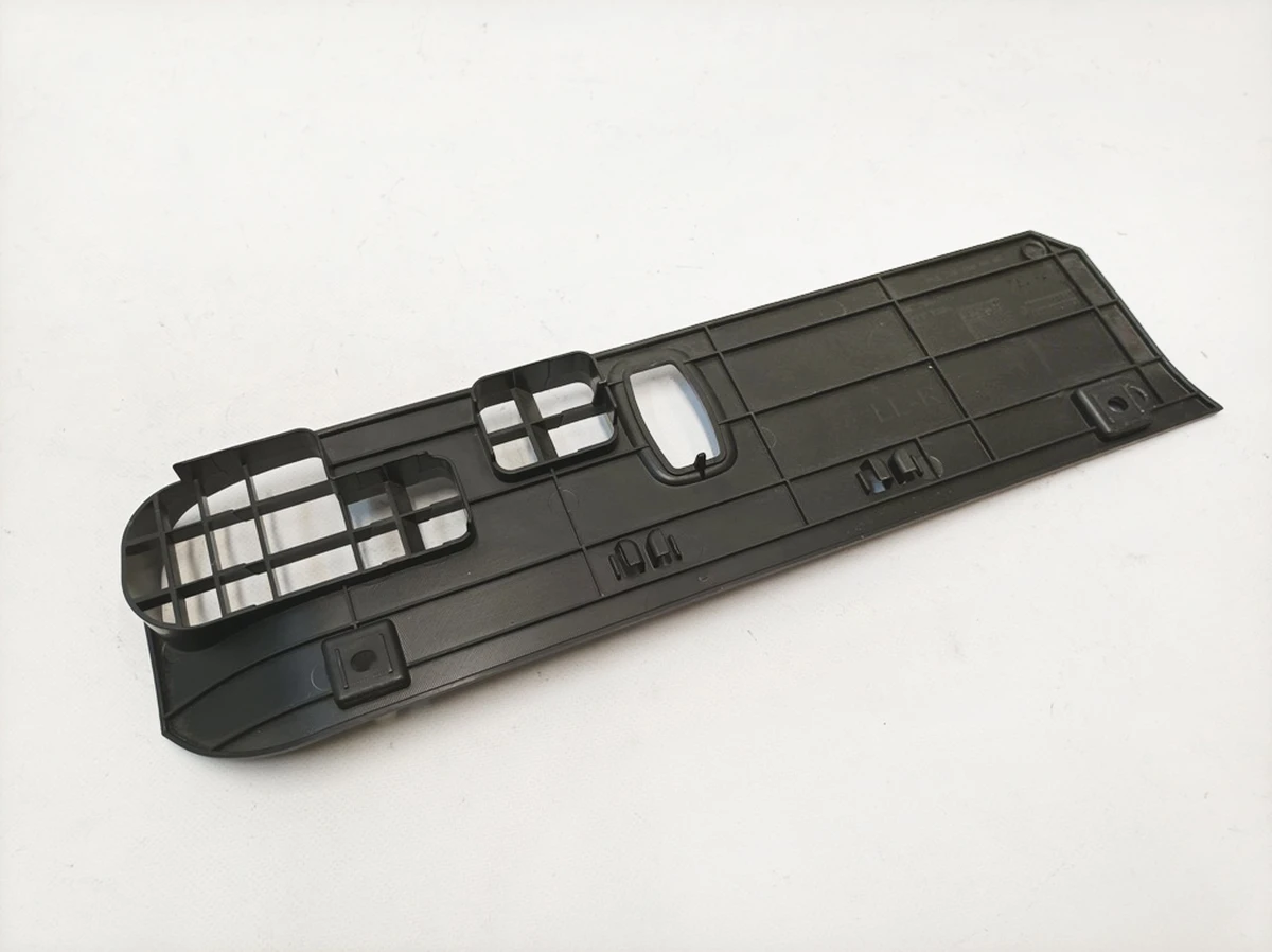 Накладка передней панели (торпедо) нижняя правая Mercedes B-Class A2466800606