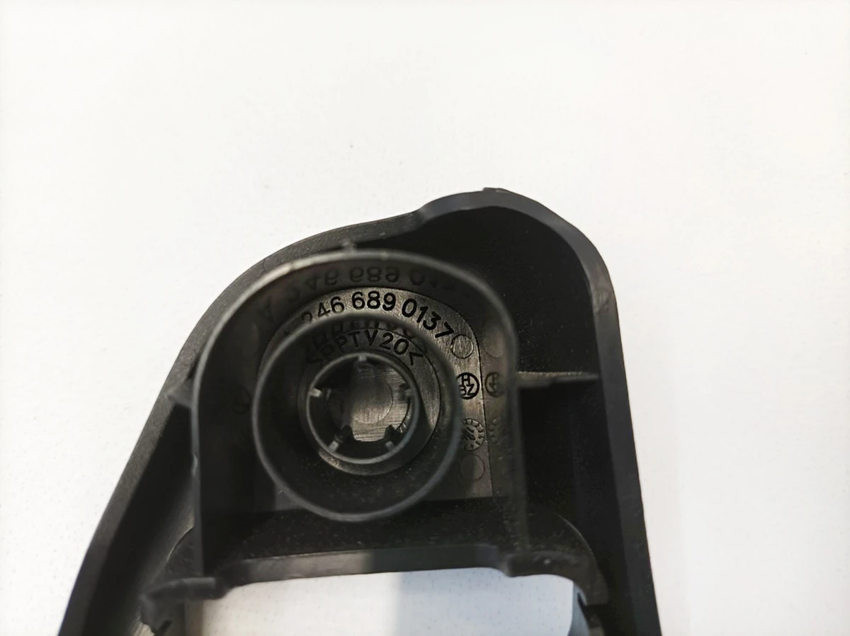 Накладка ременя безпеки задня ліва Mercedes B-Class A2466890137