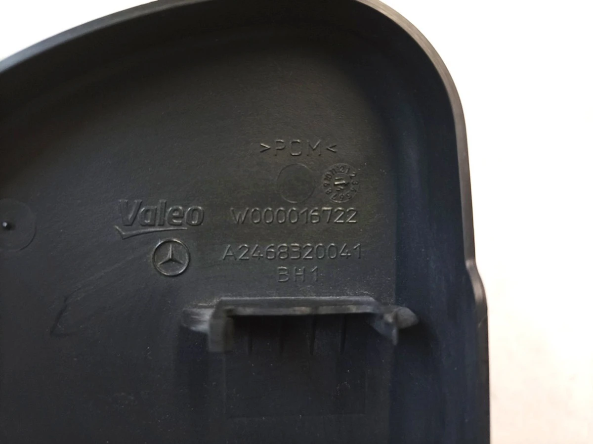 Накладка рычага стеклоочистителя с повреждением Mercedes B-Class A2468320041