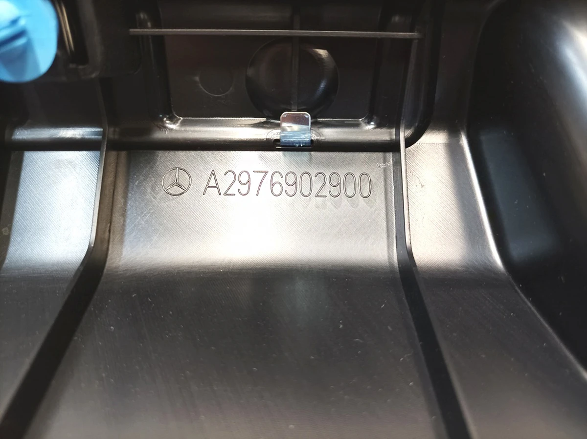 Облицювання задньої панелі багажного відсіку Mercedes EQS A2976902900