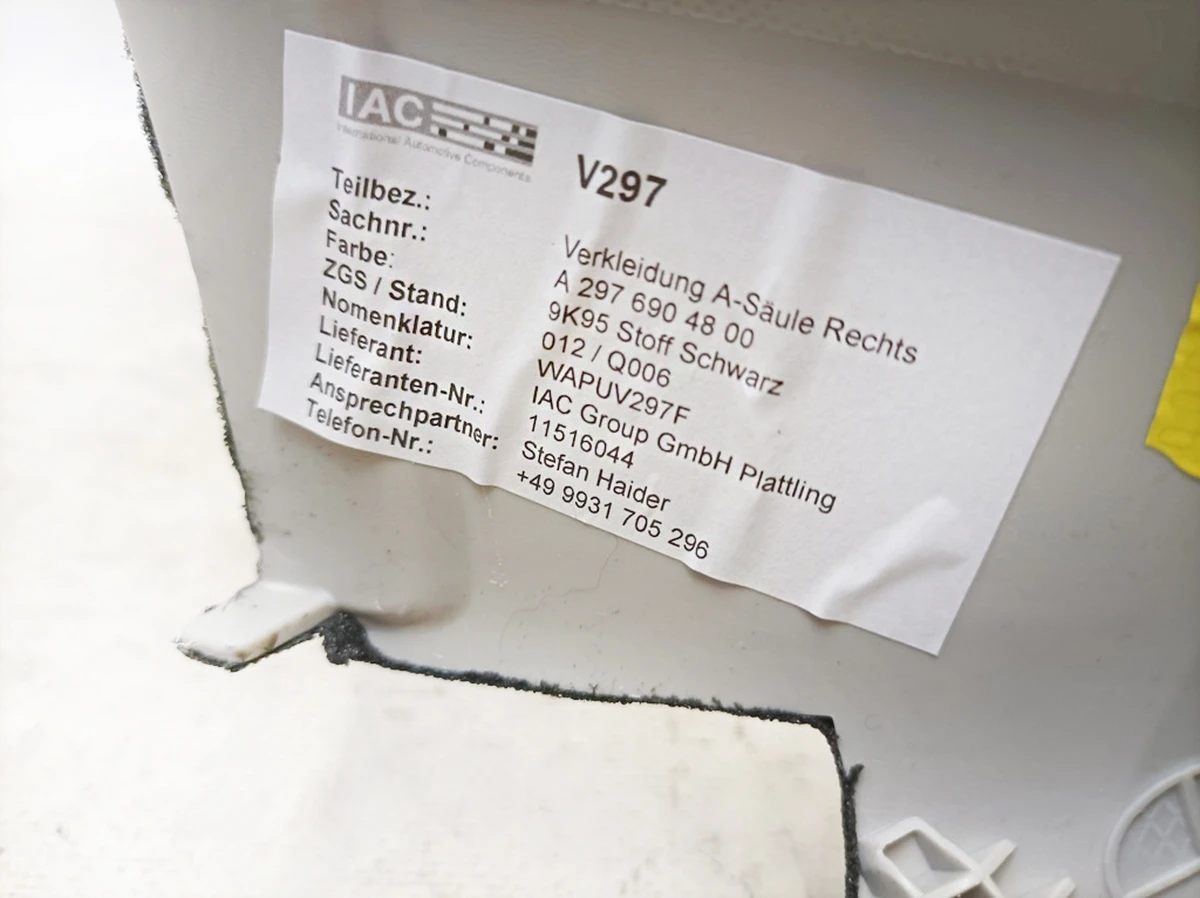 Облицювання стійки A права 9K95 Stoff Schwarz з пошкодженням Mercedes EQS A2976904800