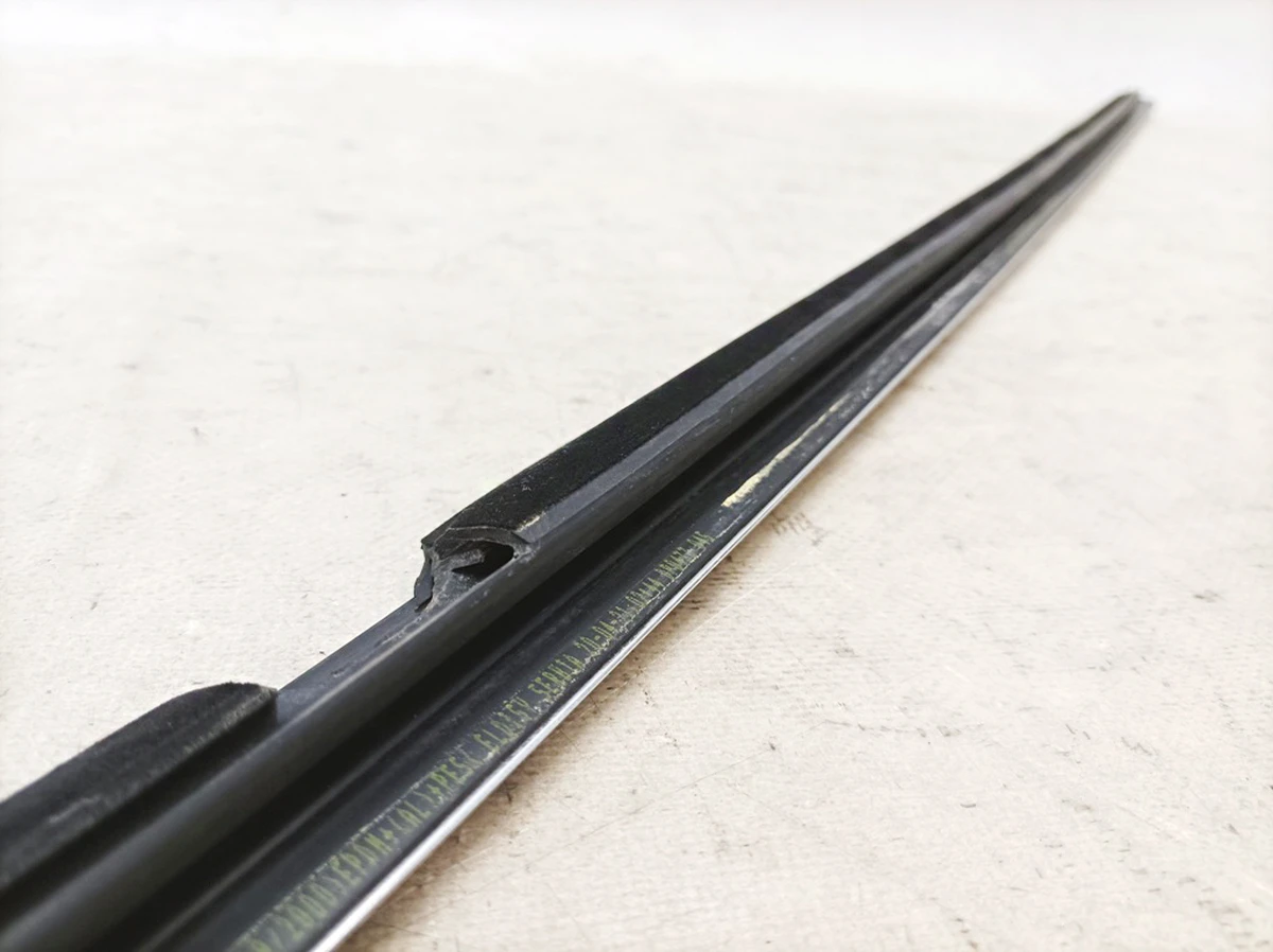 Молдинг с уплотнителем двери передней правой Mercedes EQS A2977201400