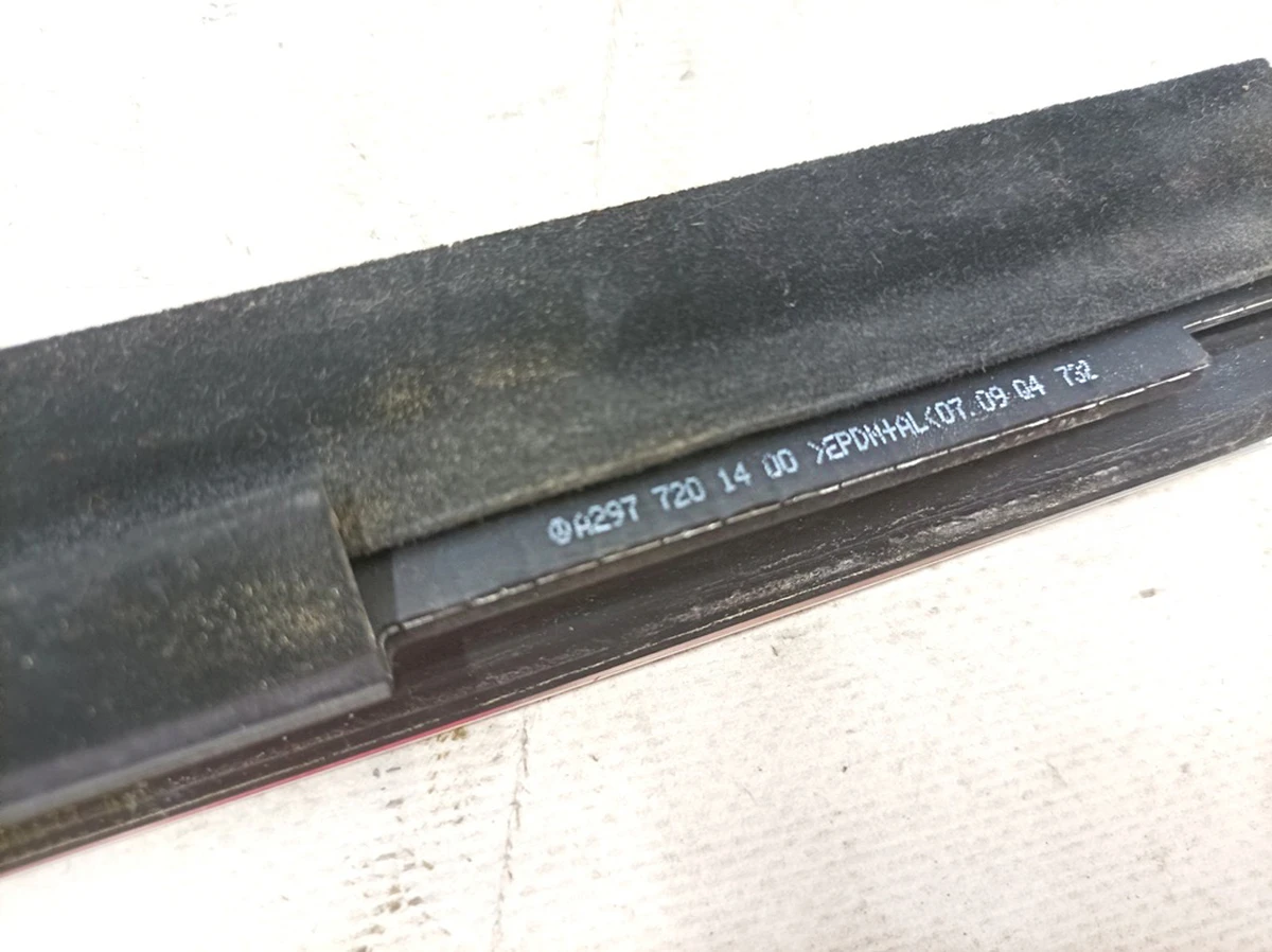 Молдинг с уплотнителем двери передней правой Mercedes EQS A2977201400