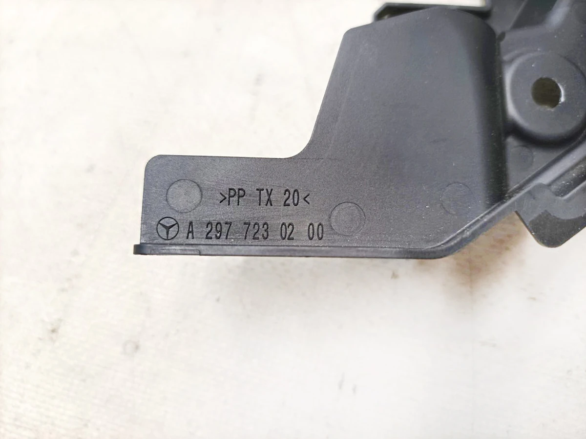 Держатель замка двери передней правой Mercedes EQS A2977230200