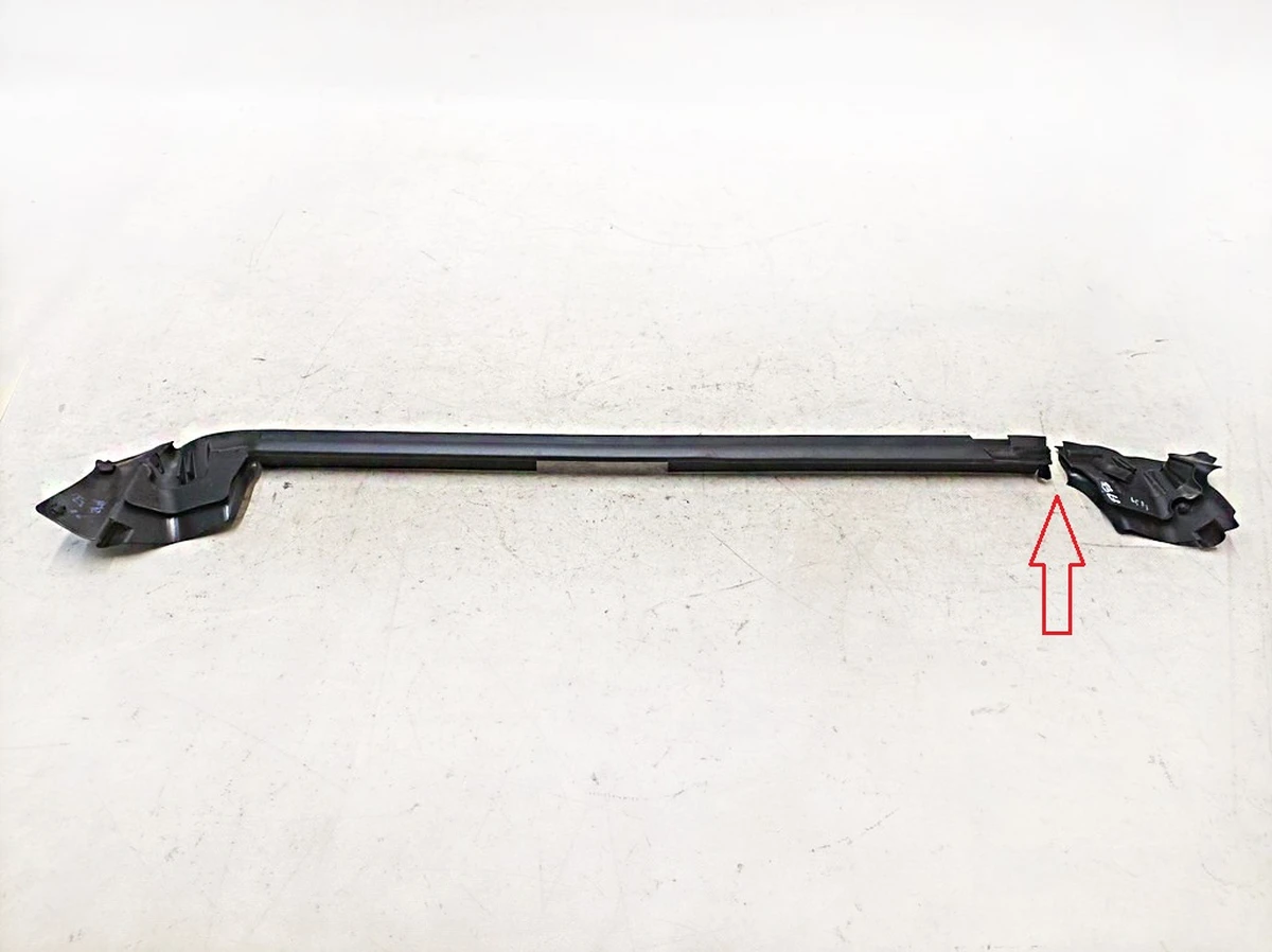 Front right front door glass seal with damage Mercedes EQS A2977250200