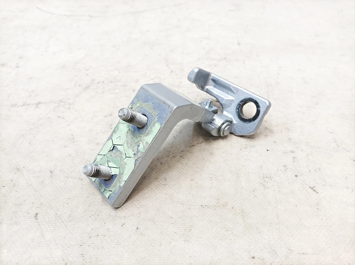 Петля дверей задніх лівих нижня 922 Hightech Silber Mercedes EQS A2977303503