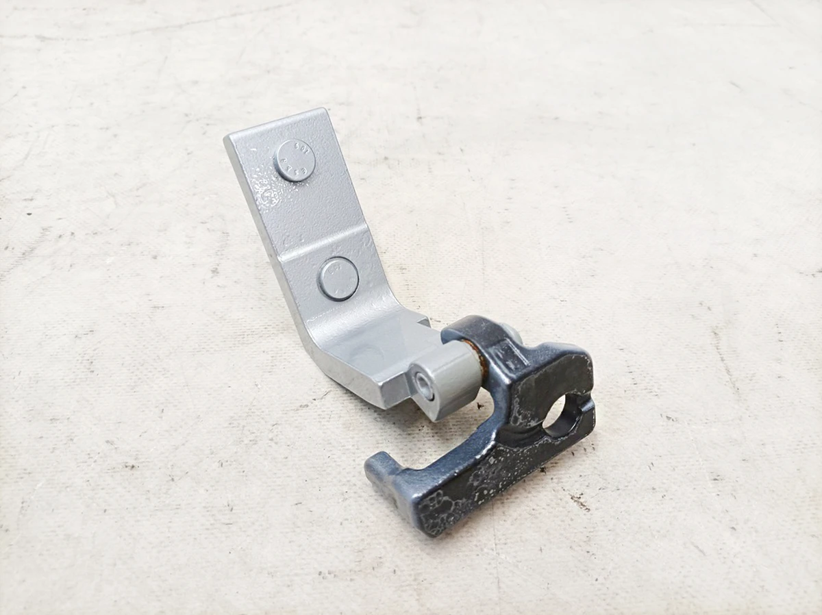 Петля дверей задніх лівих нижня 922 Hightech Silber Mercedes EQS A2977303503