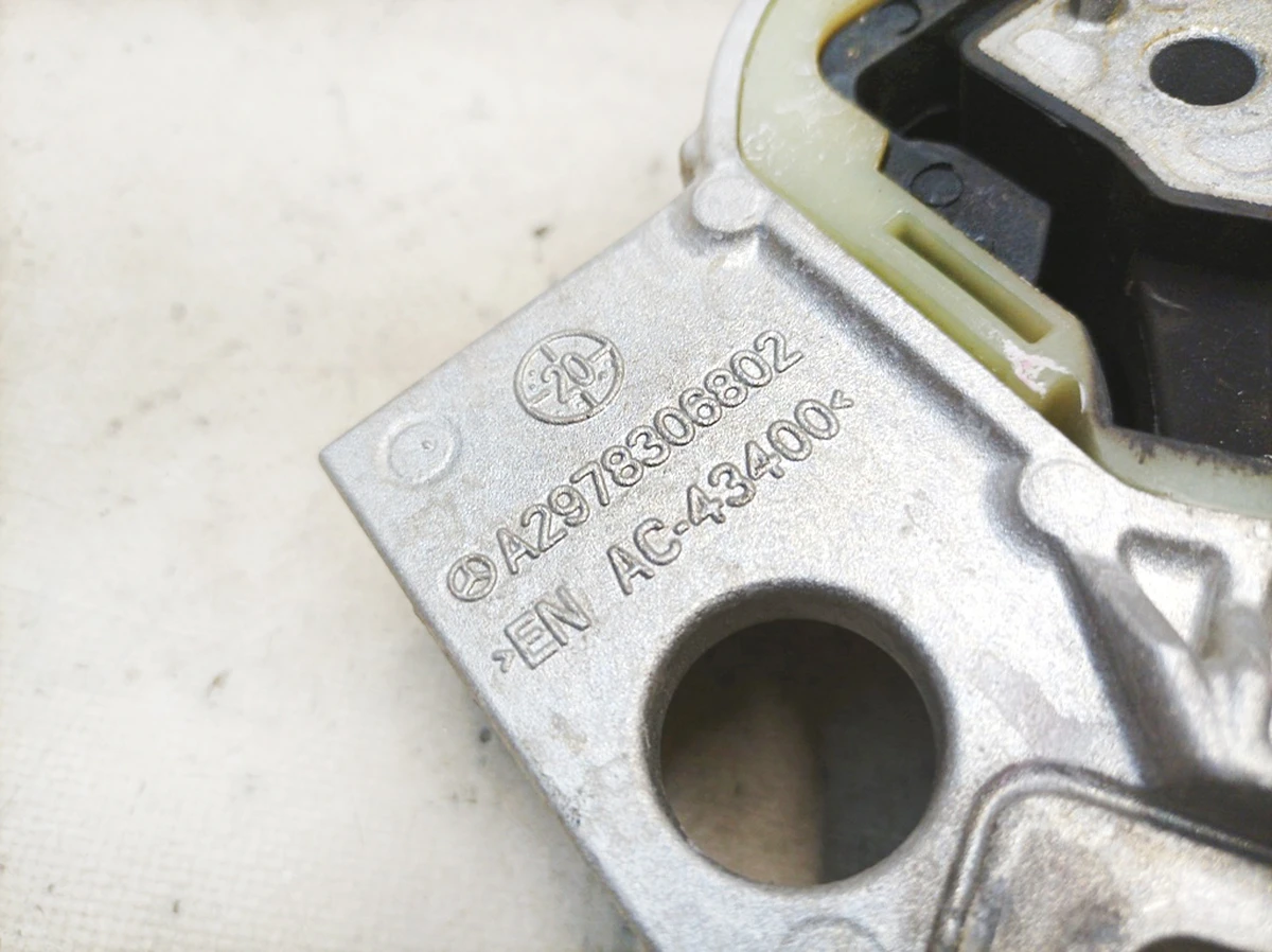 Опора компрессора кондиционера эластомерная правая Mercedes EQS A2978306802