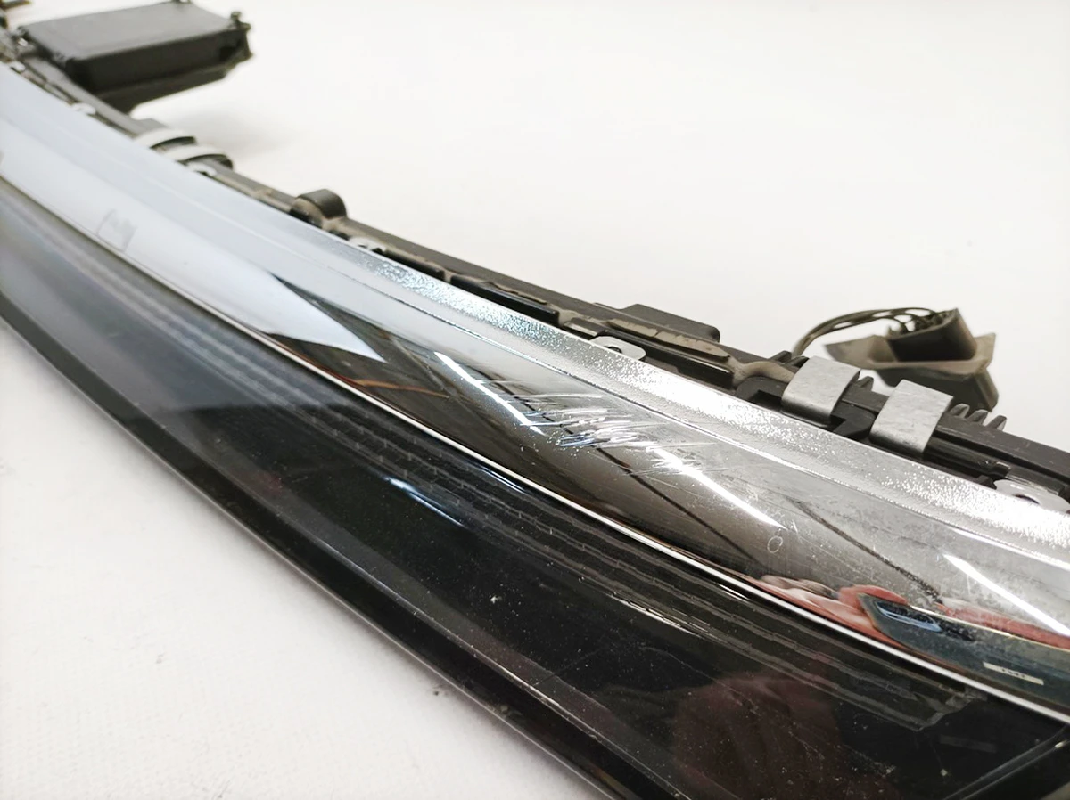 Модуль освещения центральный с повреждением Mercedes EQS A2979064700