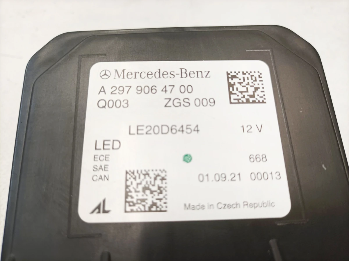 Модуль освещения центральный с повреждением Mercedes EQS A2979064700