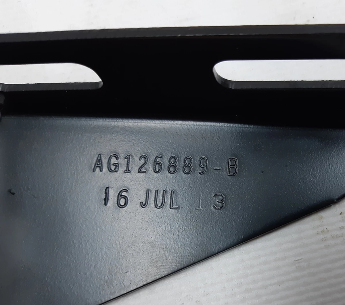 9 Кронштейн сидіння 2-го ряду правий Tesla model S 1006863-00-B