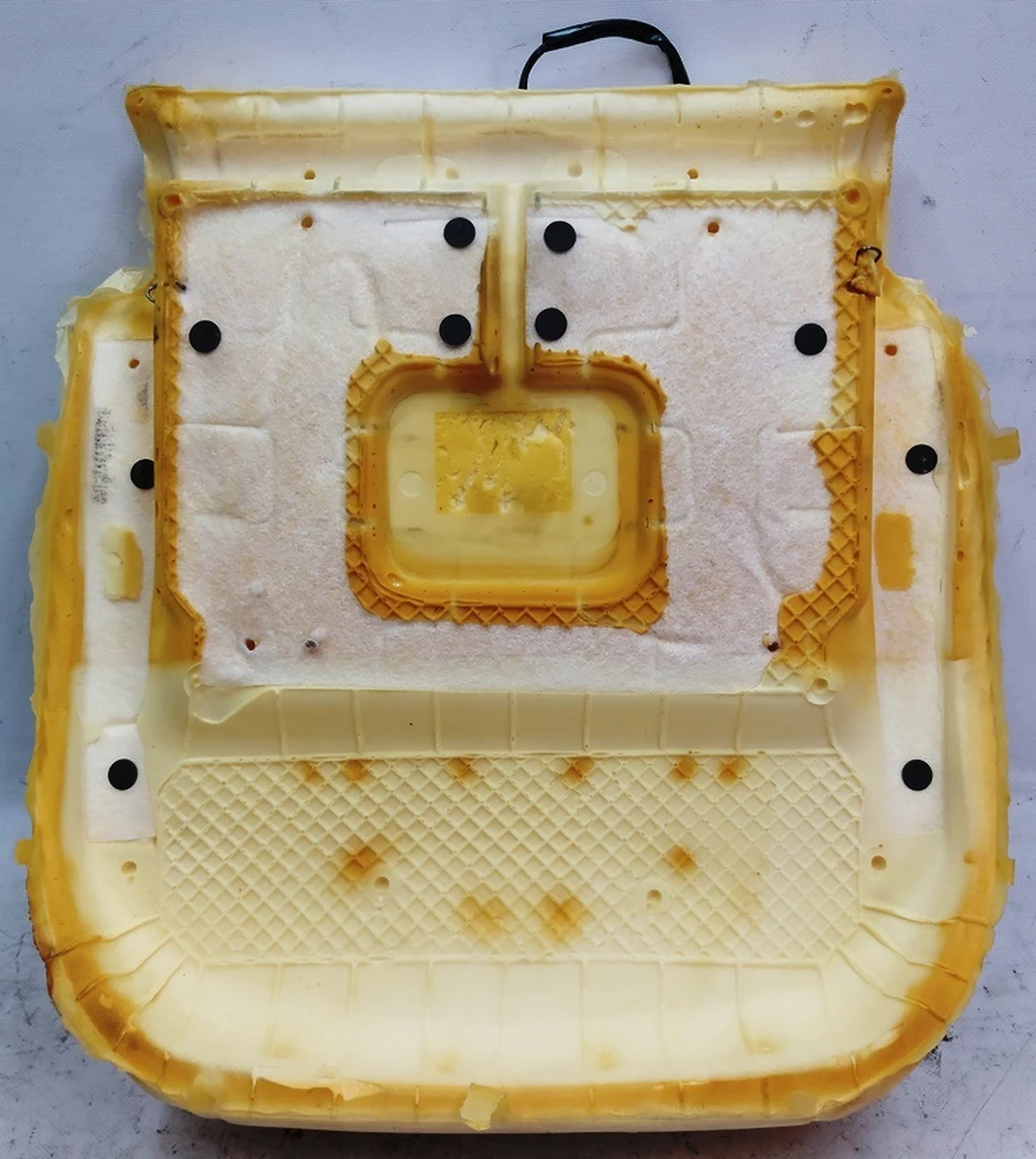 Пенный наполнитель нижней части водительского сиденья в сборе с подогревом GEN1 Tesla model S FSBL23644