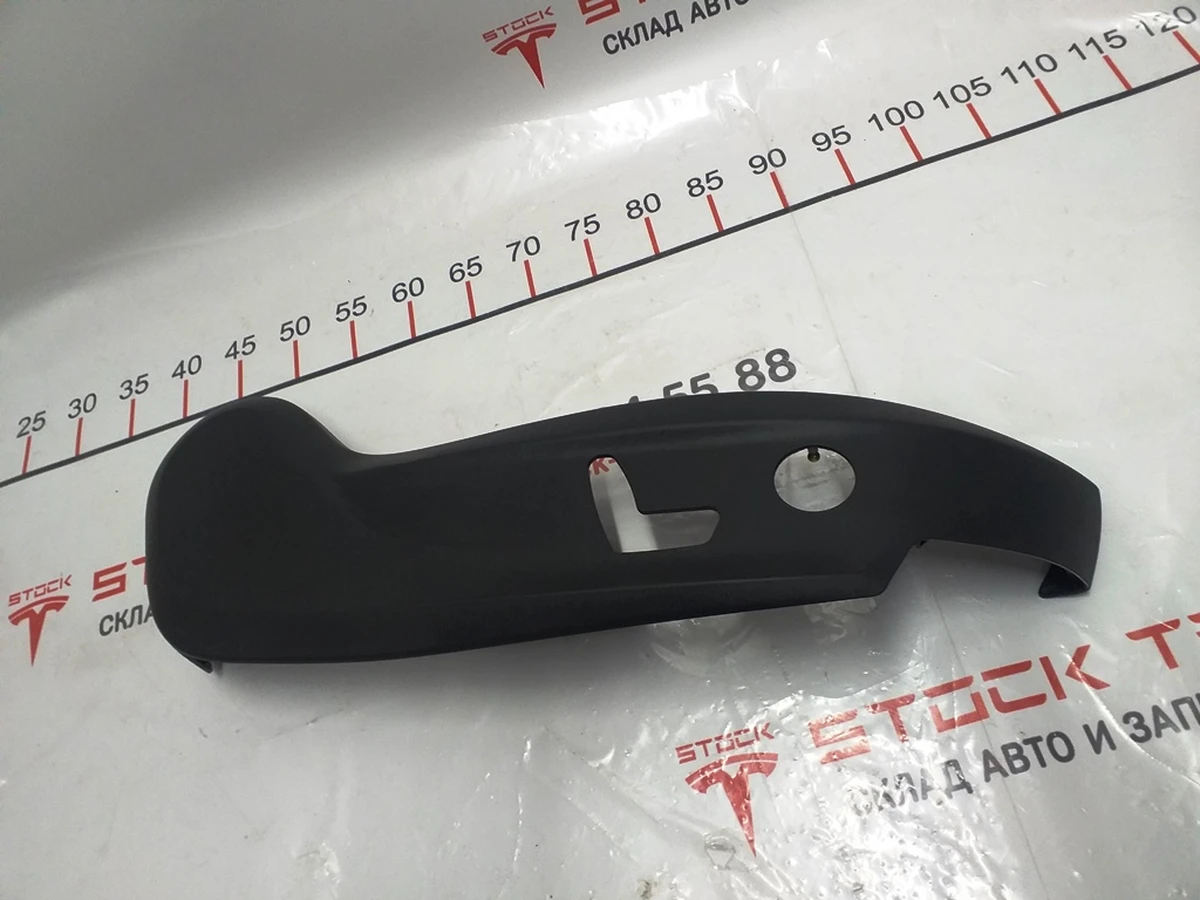 4 Накладка декоративная сиденья пассажира нижняя правая Tesla model S, model S REST 1013094-00-A