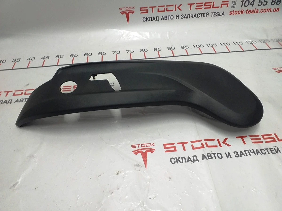 4 Накладка декоративная сиденья пассажира нижняя правая Tesla model S, model S REST 1013094-00-A