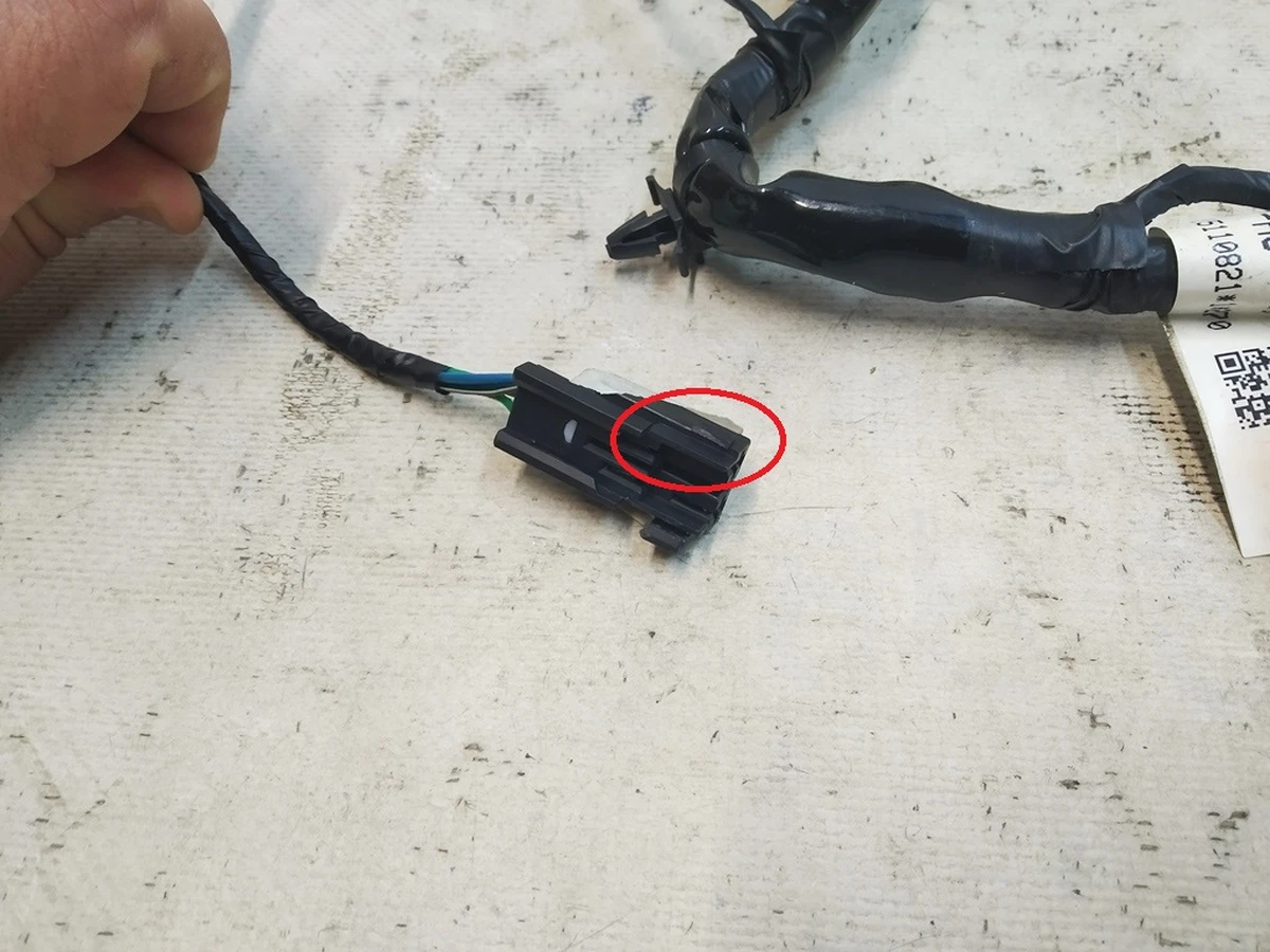 1 Электропроводка нижней части водительского сиденья (повреждение) Tesla model X, model S REST 1486405-00-D