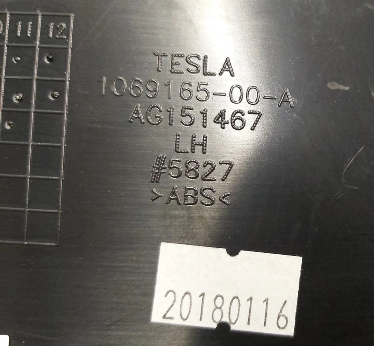 5 Накладка декоративна сидіння 2-го ряду нижня ліва Tesla model X 1069165-00-A