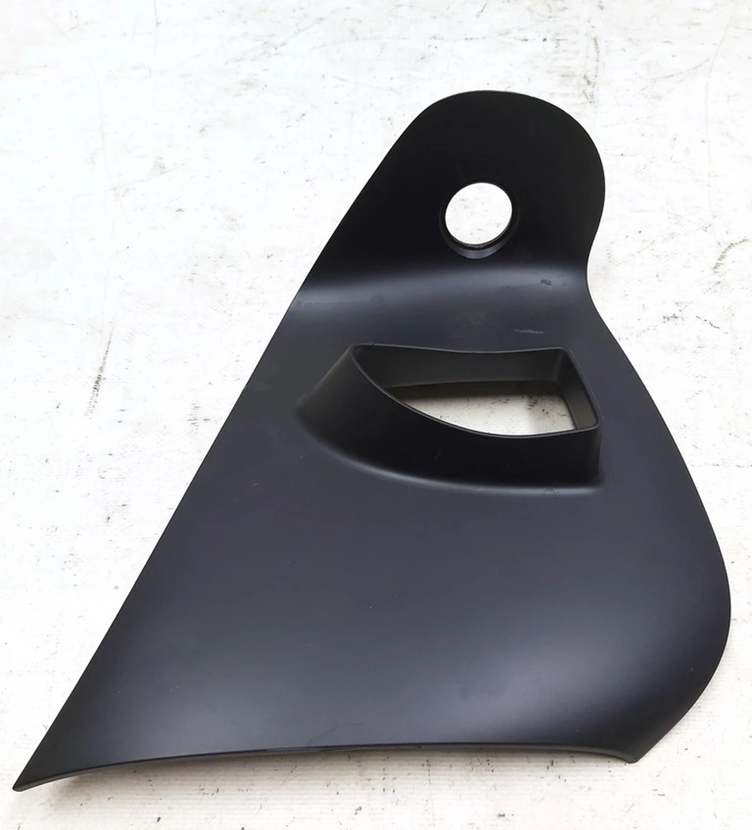 5 Накладка декоративна сидіння 2-го ряду нижня ліва Tesla model X 1069165-00-A