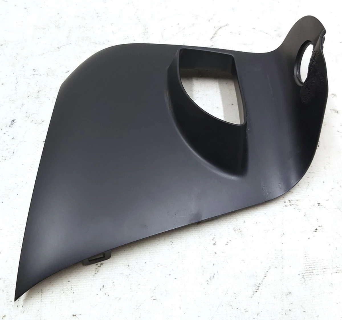 Decorative trim for 2nd row seats, lower right Tesla model X 1069282-00-A