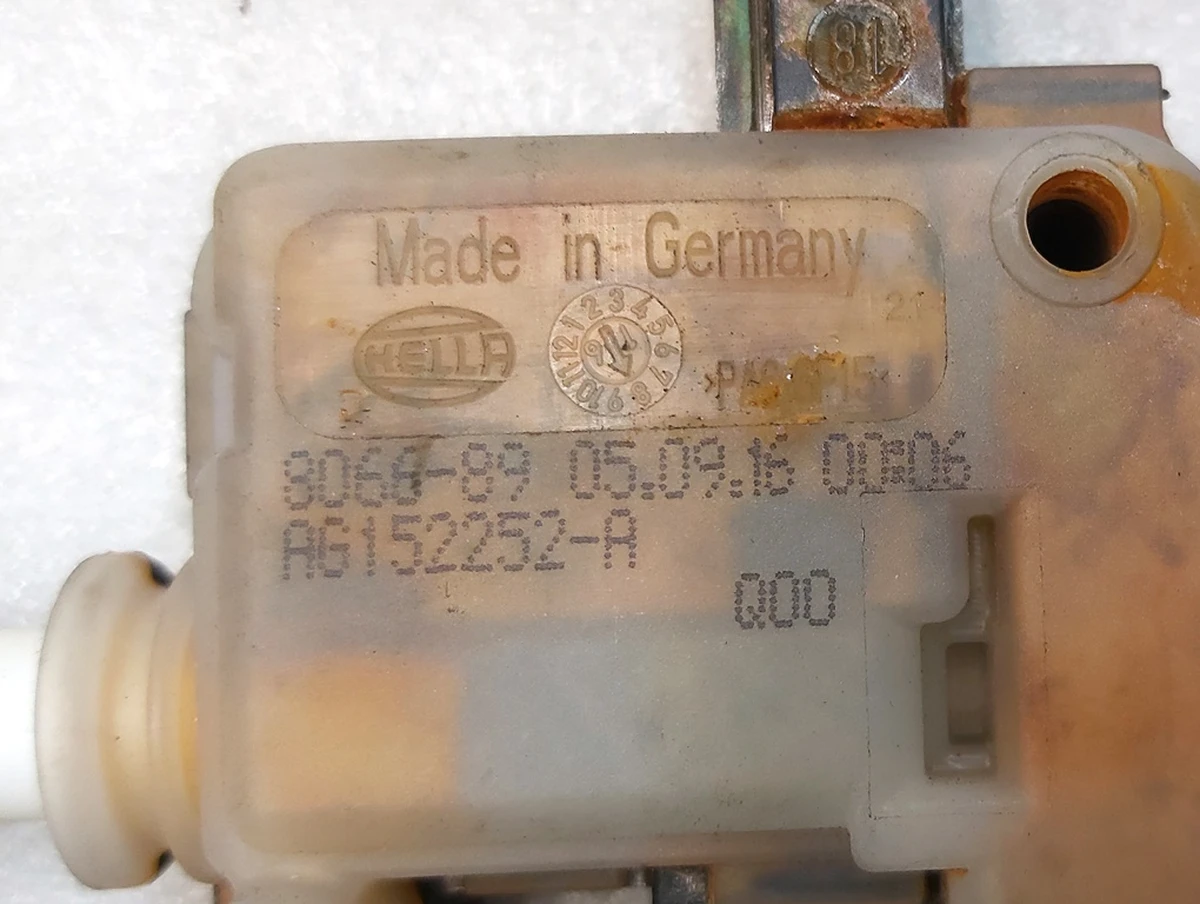 4 Привід механізму розблокування сидіння 3-го ряду Tesla model X, model X Mar 2021 1098416-00-A