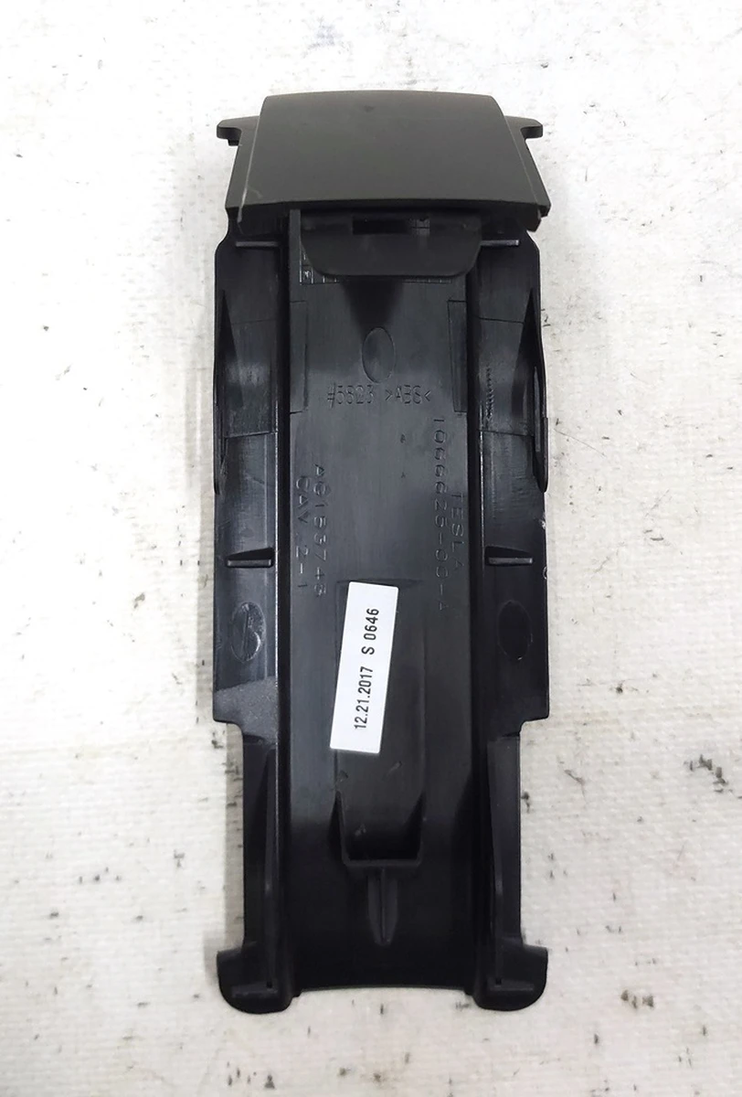 Накладка декоративна сидіння 2-го ряду нижня задня нижня Tesla model X 1066625-00-A