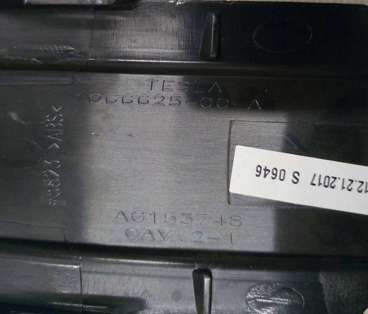 Накладка декоративна сидіння 2-го ряду нижня задня нижня Tesla model X 1066625-00-A