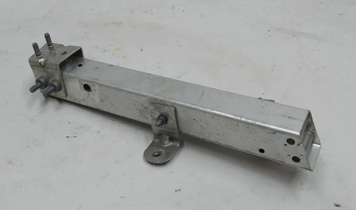 Деформирующийся элемент (стакан) верхнего усилителя бампера переднего правый в сборе с кронштейном крепления BMW I3 51647296805