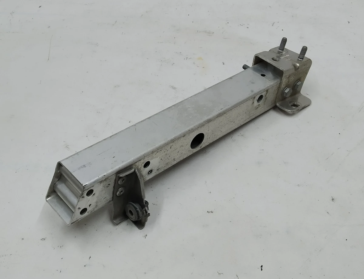 Деформирующийся элемент (стакан) верхнего усилителя бампера переднего правый в сборе с кронштейном крепления BMW I3 51647296805