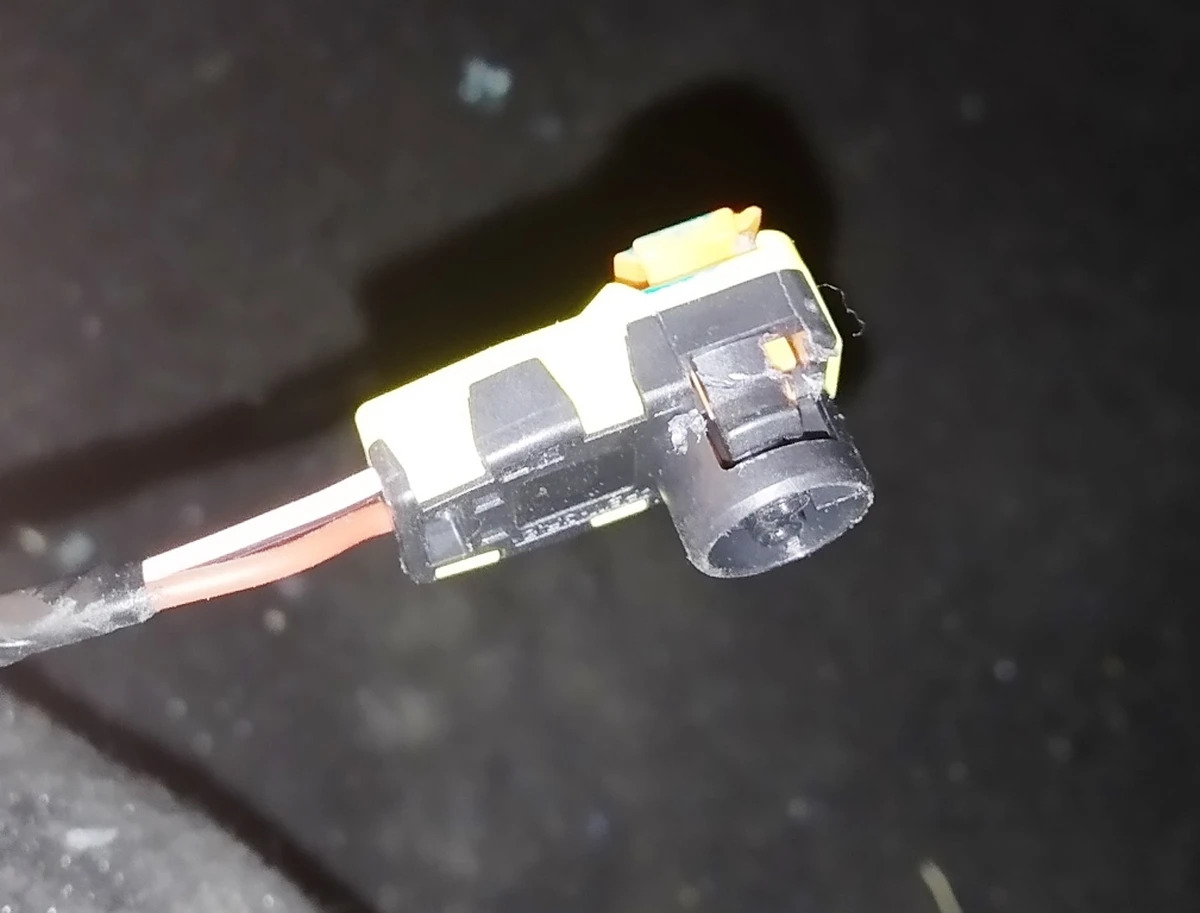 1 Tesla model X S pretensioner connector REST 1004416-00-G