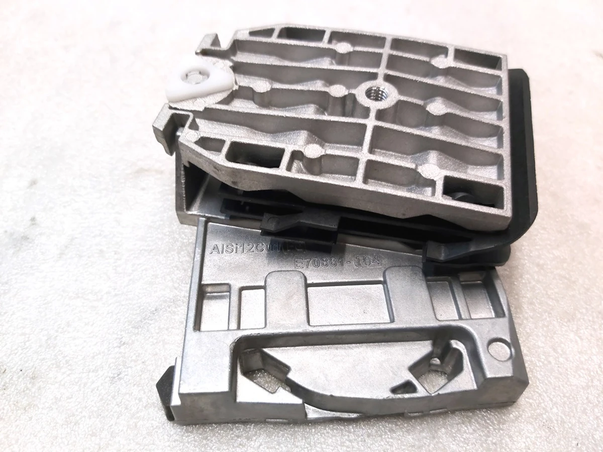 1 Фіксатор положення скла подвійного склопідйомника переднього правого Tesla model Y 1495509-00-E