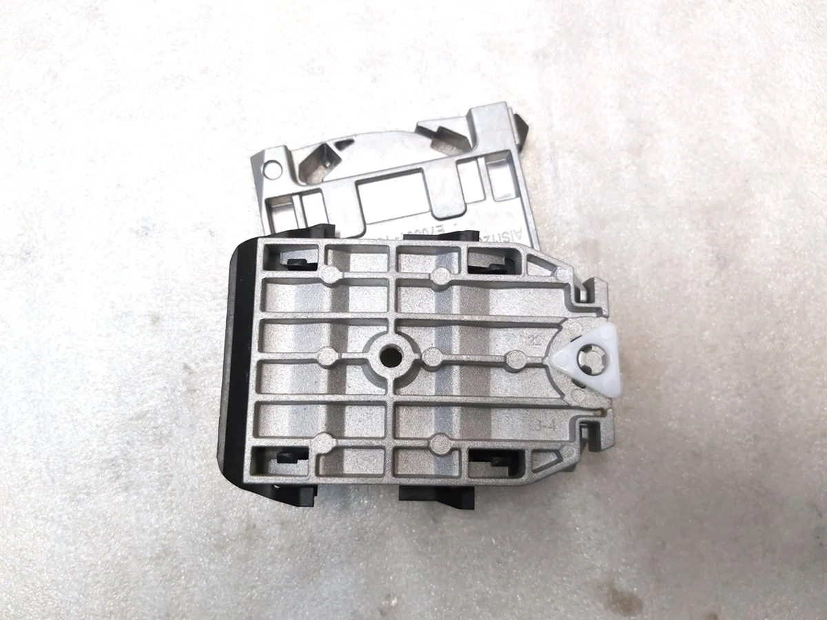 1 Фіксатор положення скла подвійного склопідйомника переднього правого Tesla model Y 1495509-00-E