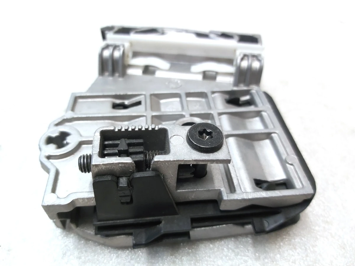 1 Фіксатор положення скла подвійного склопідйомника переднього правого Tesla model Y 1495509-00-E