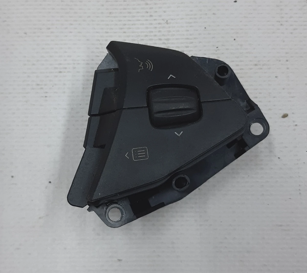 1 Кнопка переключения (на руле) правая Tesla model S 1013242-00-B