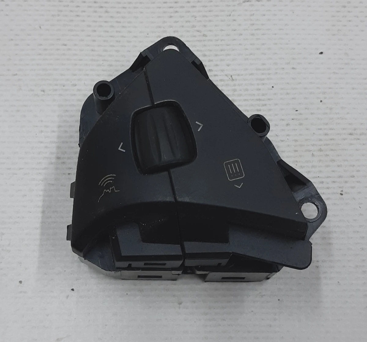 1 Кнопка переключения (на руле) правая Tesla model S 1013242-00-B