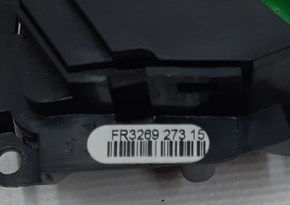 1 Кнопка переключения (на руле) правая Tesla model S 1013242-00-B