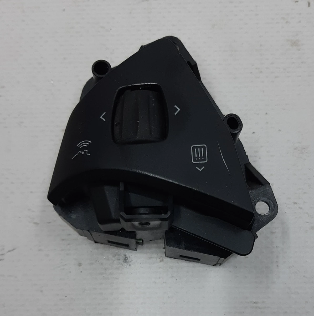 1 Кнопка переключения (на руле) правая Tesla model S REST 1013242-00-F