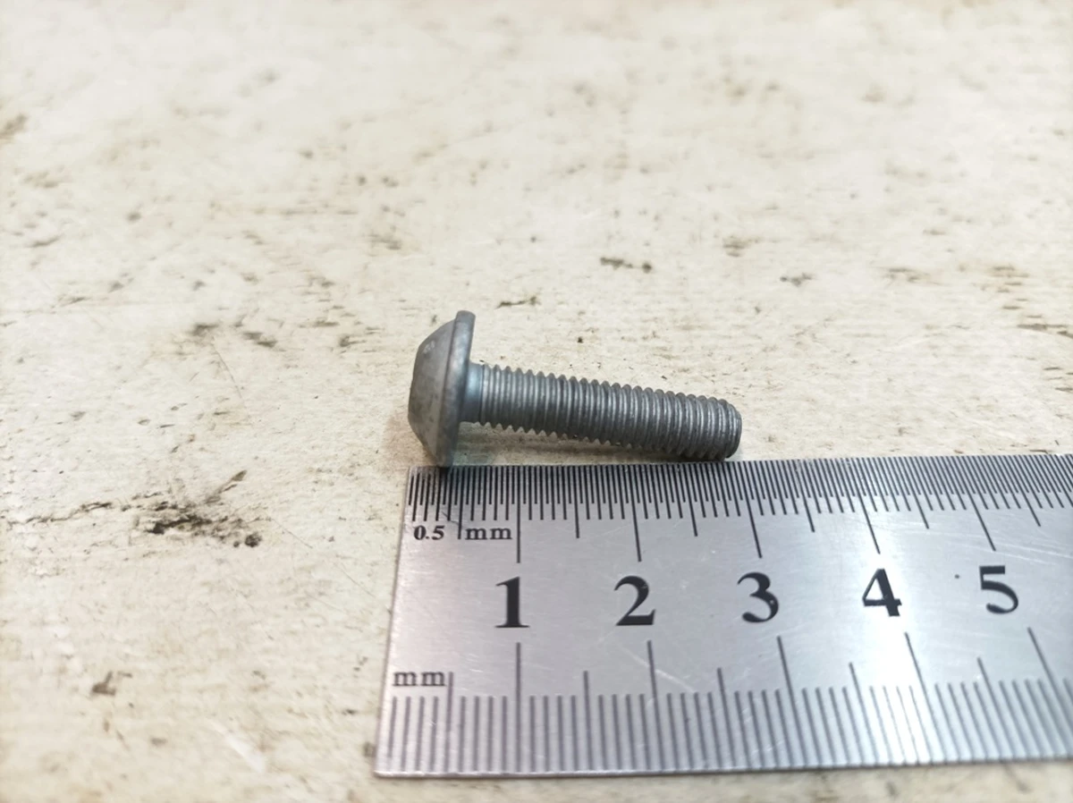 Гвинт з напівкруглою головкою та внутрішнім TORX M6X25 Porsche Taycan N10632102