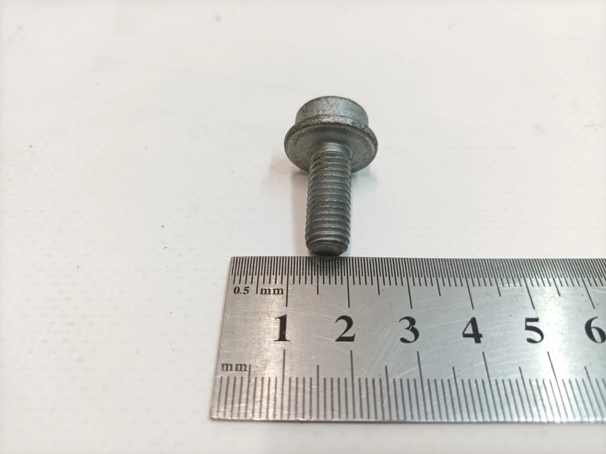 Винт с цилиндрической головкой с буртиком и внутренний многогранник M8X20 Porsche Taycan N10664801